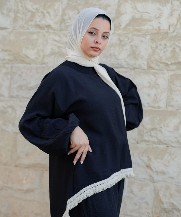 بلوزة كتان اسود مشغولة بكنار هاندميد