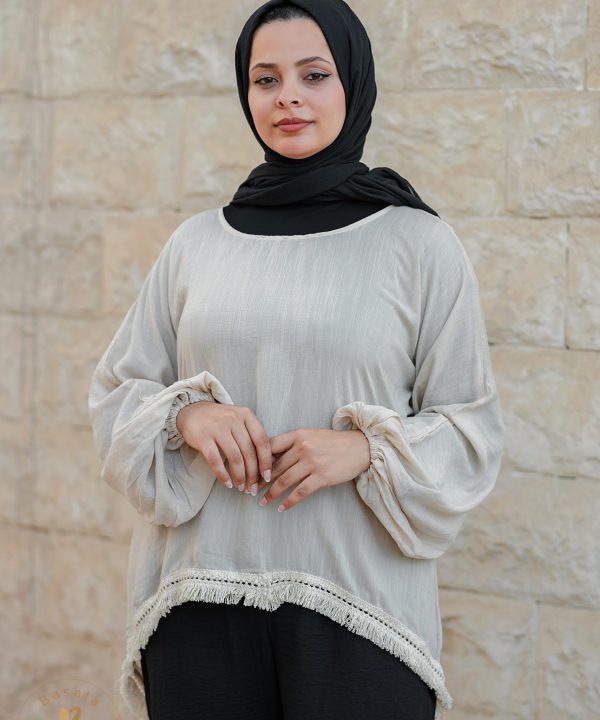 بلوزة كتان بيج مشغولة بكنار هاندميد