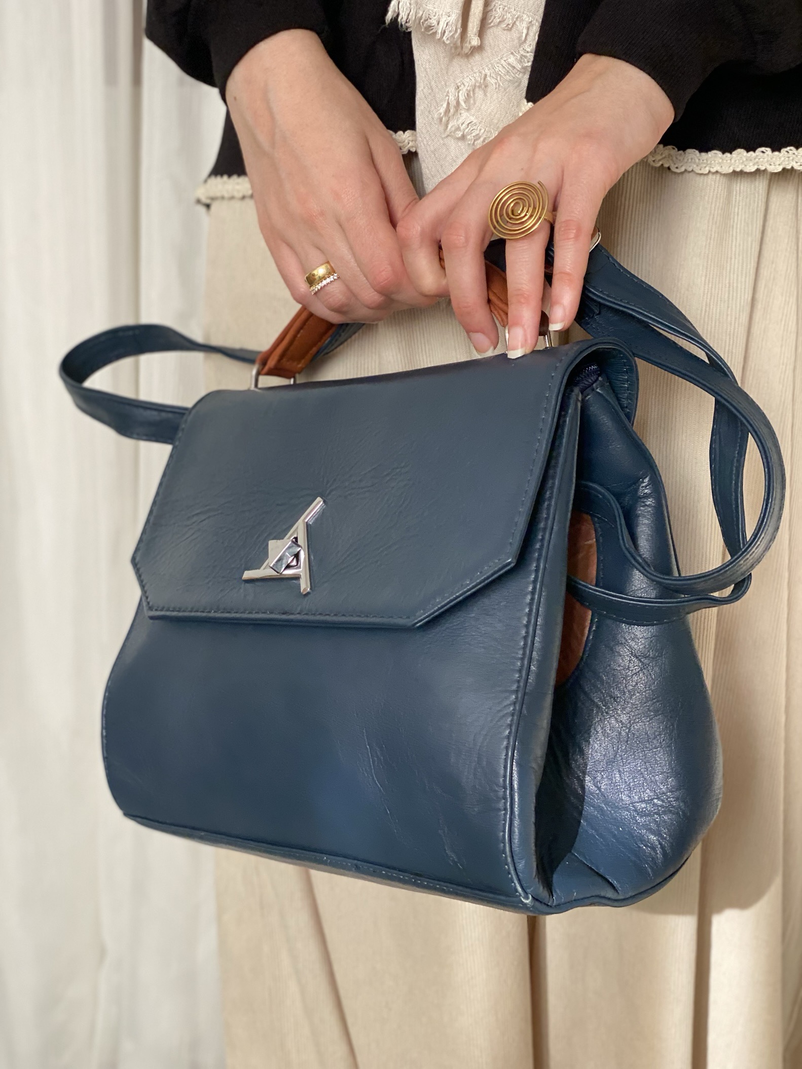 شنطة لمسة بساطة كحلي