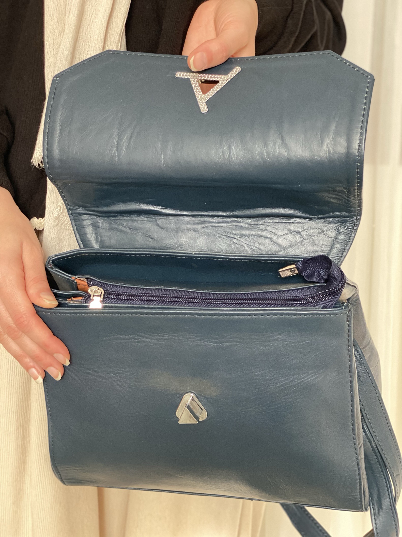 شنطة لمسة بساطة كحلي - الصورة 4