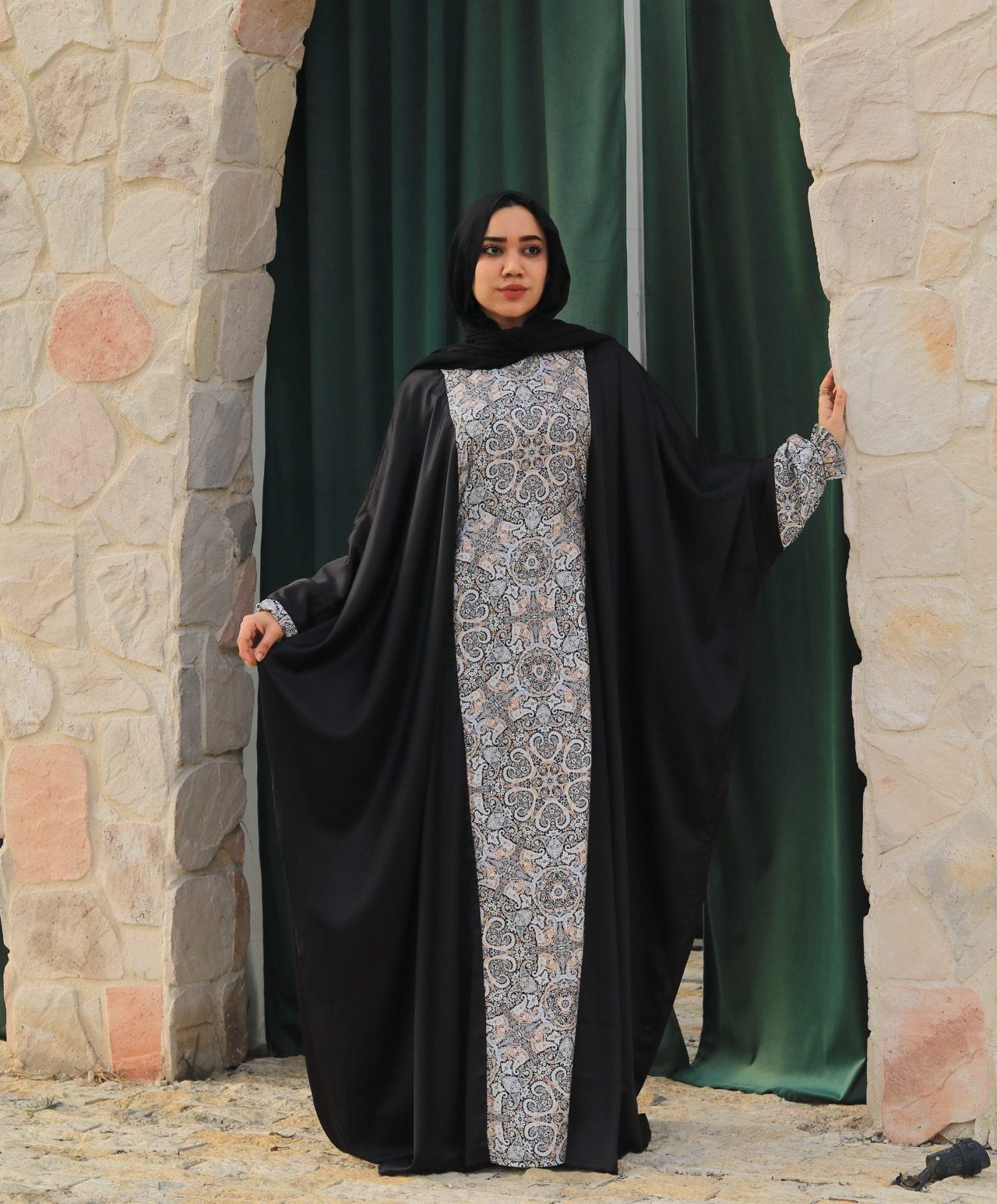 اسدال ستان مشجر في اسود (أ)