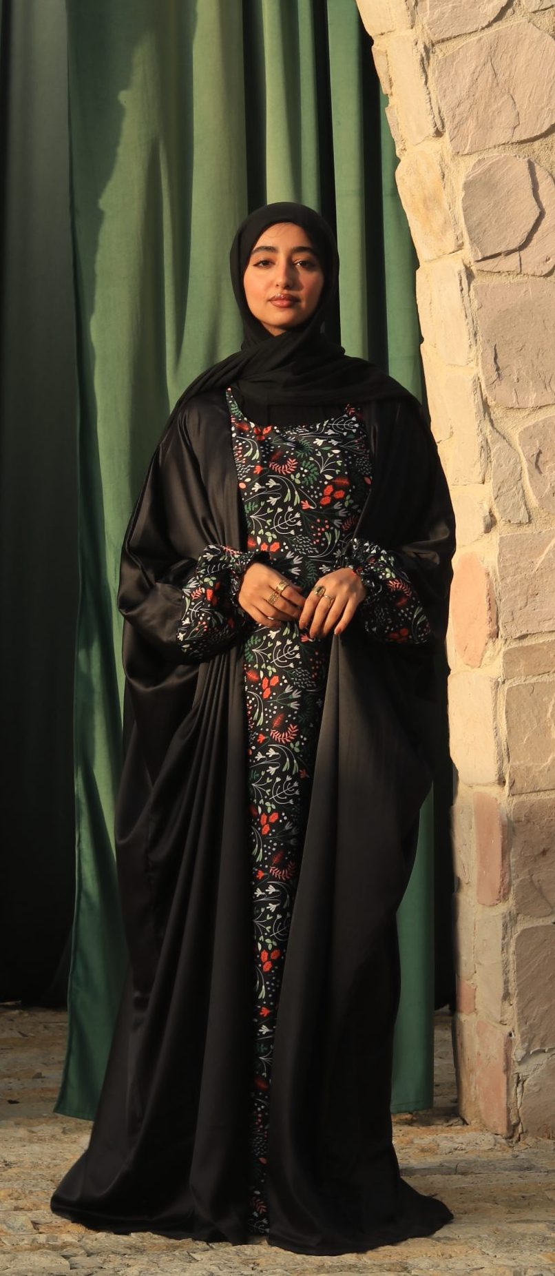 اسدال ستان مشجر في اسود (ب)